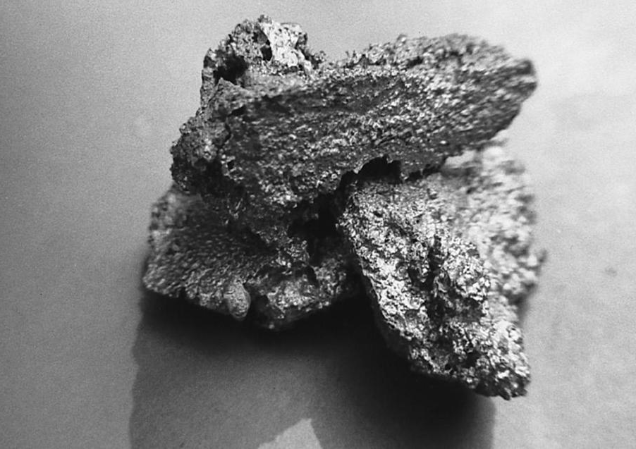 Sludge can cause machining difficulties (1X).